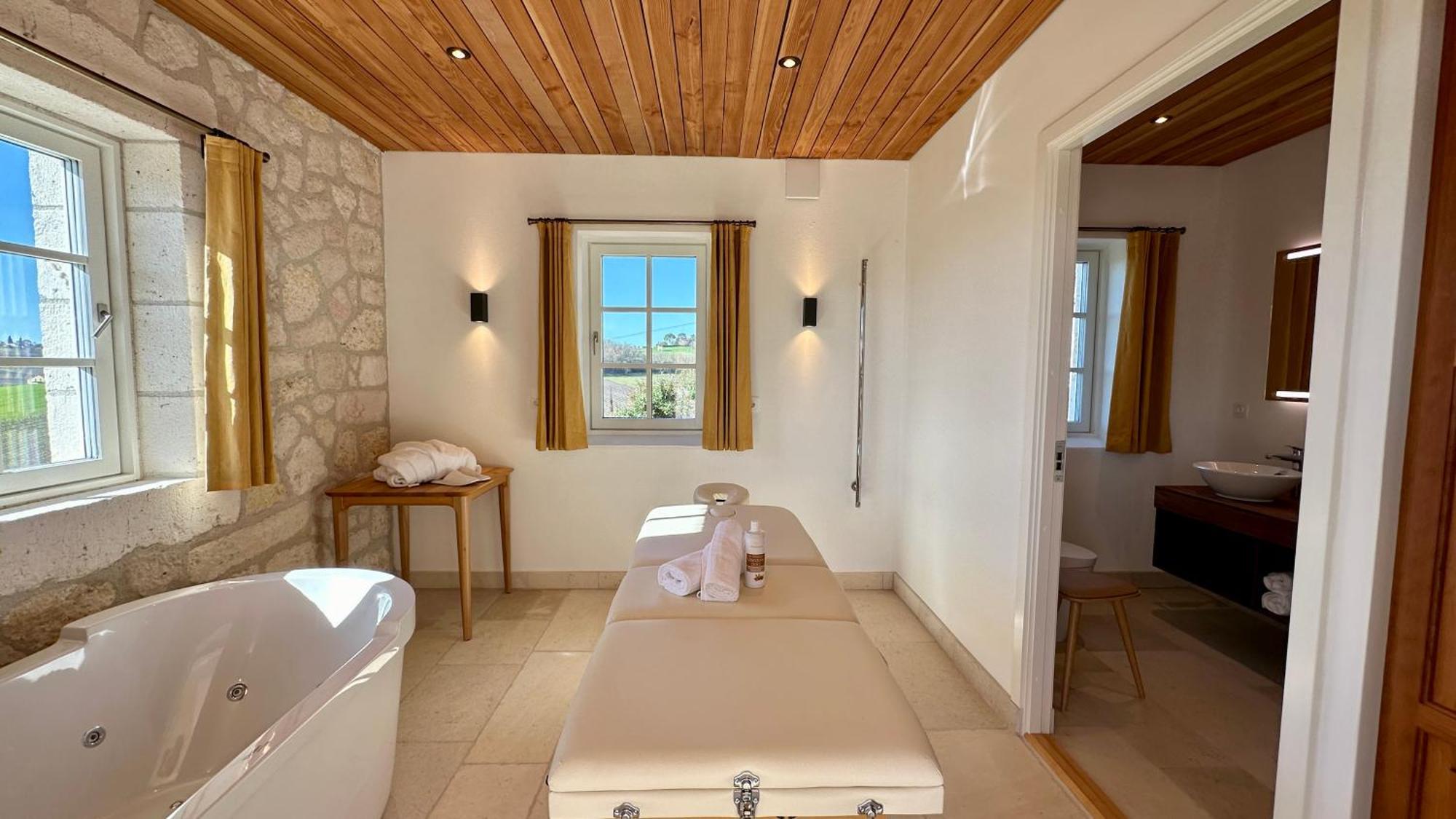 Chateau Lecusse - La Grande Roche - Hotel, Spa, Boutique & Restaurant Broze Exteriör bild