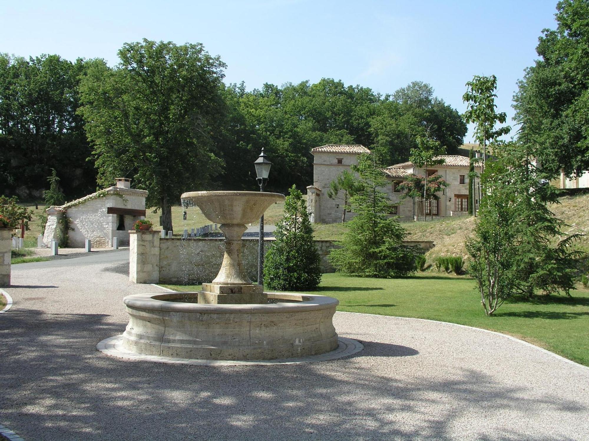 Chateau Lecusse - La Grande Roche - Hotel, Spa, Boutique & Restaurant Broze Exteriör bild